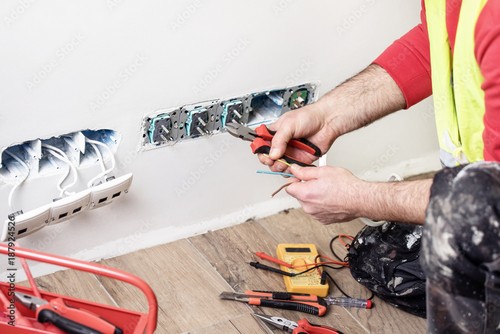 Professional Kent electrician in WA near 98030